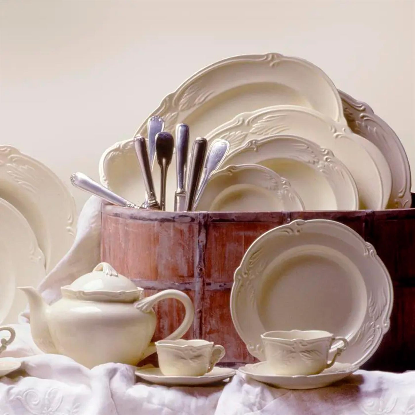 Rocaille White Set of 2 Tea Cups&Saucers