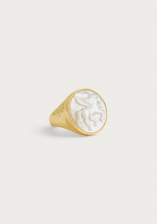 Pegasus Ring Perle by Anabel Aram