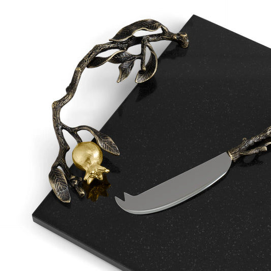 Նռան պանրի տախտակ դանակով