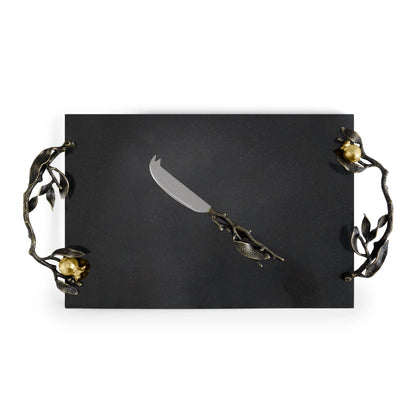 Նռան պանրի տախտակ դանակով