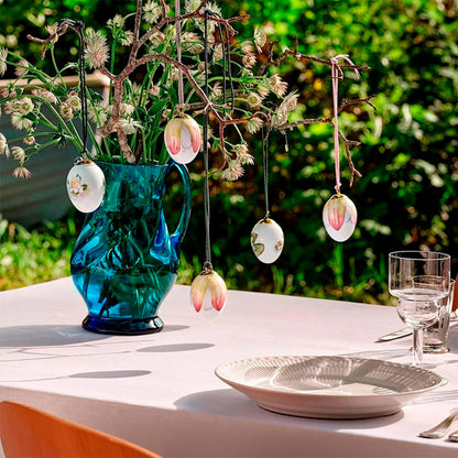 Գարնանային ձու Ջրաշուշանի թերթիկներ